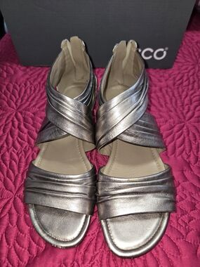 Ecco Women's Metallic Light Gold Size 39 Strappy Sandals